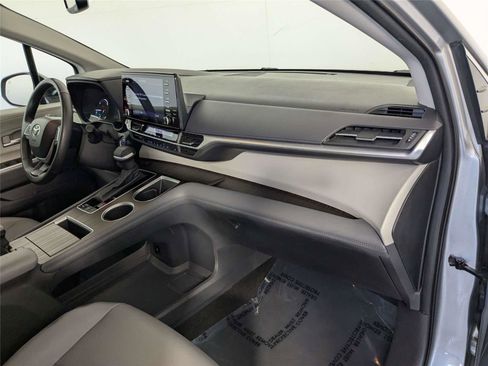 Used 2024 Toyota Sienna XLE FWD image 26