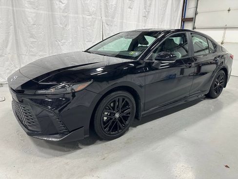 Used 2025 Toyota Camry SE image 3