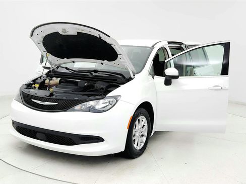 Used 2023 Chrysler Voyager LX FWD image 9