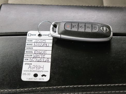 Used 2025 Nissan Rogue SV image 25