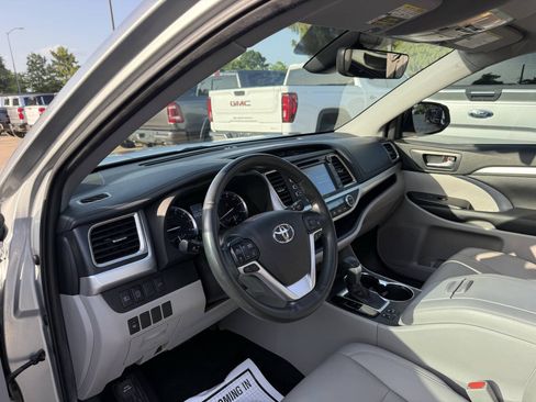 Used 2019 Toyota Highlander XLE FWD image 6