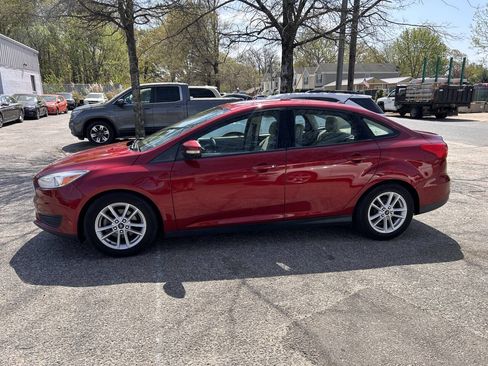 Used 2016 Ford Focus SE w/ SE Power Seat Package FWD image 11