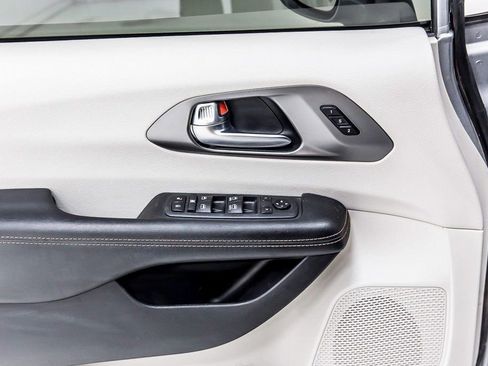 Used 2020 Chrysler Pacifica Touring-L image 24