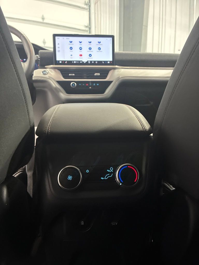 Used 2025 Ford Explorer Active AWD/4WD image 27