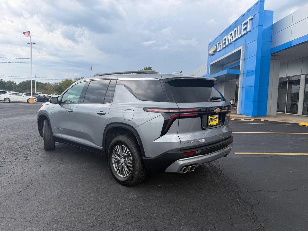 Used 2025 Chevrolet Traverse LT FWD image 3