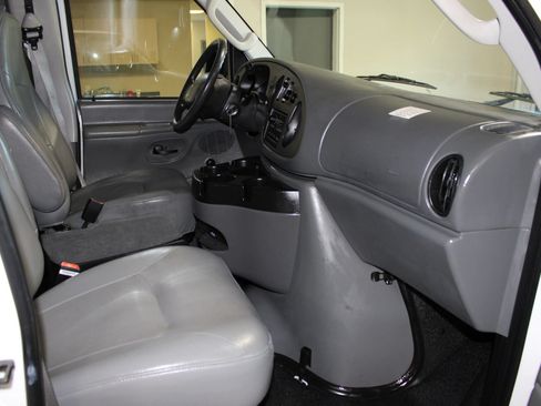 Used 2006 Ford E-350 and Econoline 350 Super Duty RWD image 22