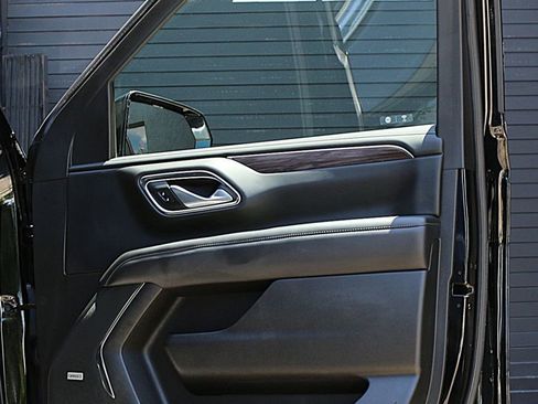 Used 2022 Chevrolet Suburban LT AWD/4WD image 23