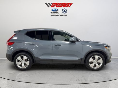 Used 2022 Volvo XC40 T5 Momentum AWD/4WD image 11
