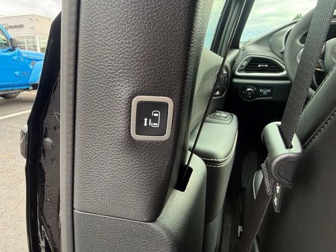 New 2026 Chrysler Pacifica Select FWD image 36