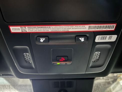 New 2026 Toyota Camry Hybrid FWD image 32