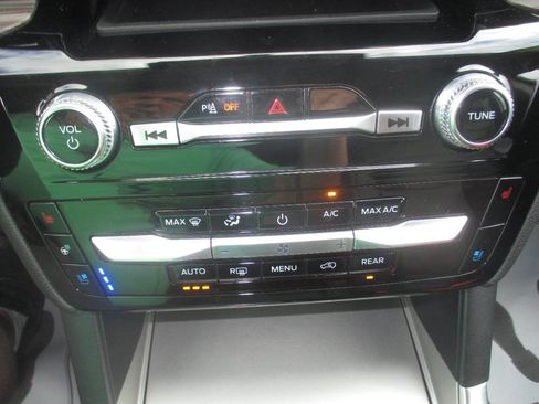 Used 2024 Ford Explorer Limited image 28