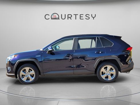 Used 2021 Toyota RAV4 XLE Premium image 2