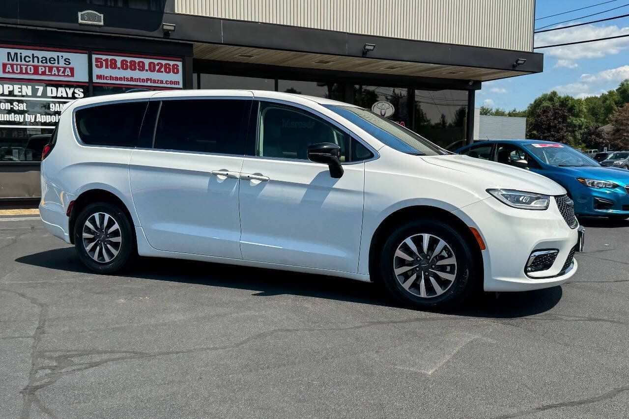Used 2024 Chrysler Pacifica Limited FWD image 3
