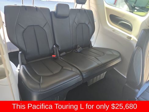 Used 2024 Chrysler Pacifica Touring-L FWD image 18