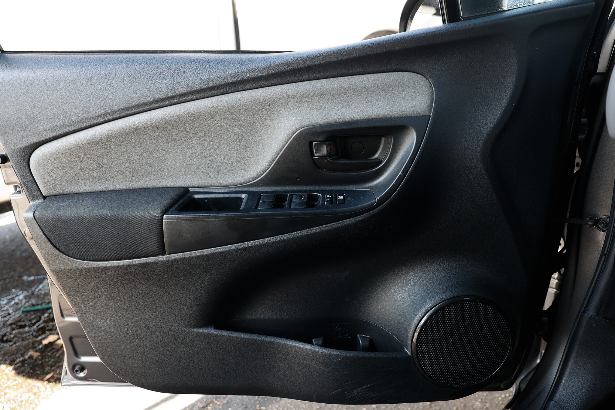 Used 2015 Toyota Yaris L FWD image 34