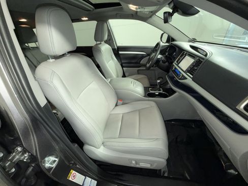 Used 2019 Toyota Highlander XLE image 28