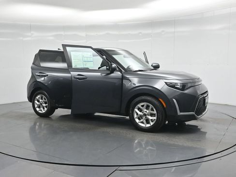 Used 2023 Kia Soul LX w/ Option Group 015 FWD image 32