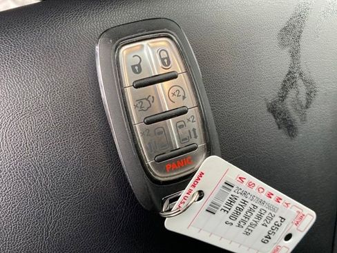 Used 2024 Chrysler Pacifica Select image 23
