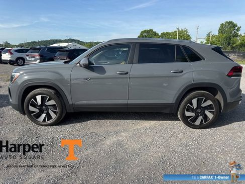 Used 2025 Volkswagen Atlas Cross Sport SE w/ Panoramic Sunroof Package FWD image 2