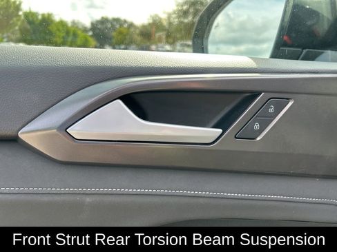 Certified 2025 Volkswagen Taos SE image 18