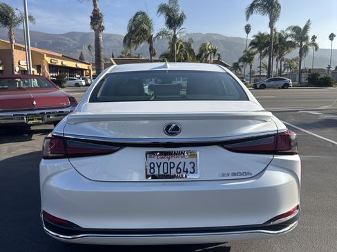 Used 2022 Lexus ES 300h image 4