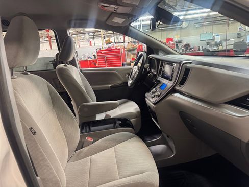 Used 2019 Toyota Sienna LE w/ LE Preferred Package image 19