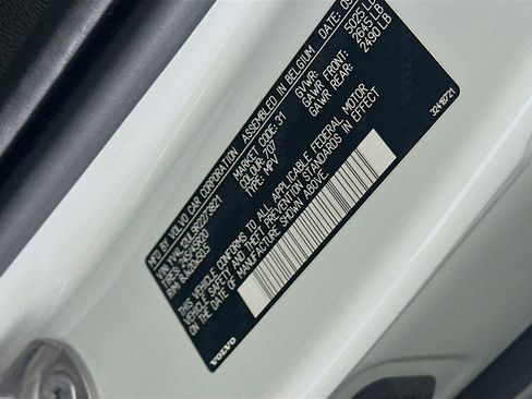 Used 2024 Volvo XC40 B5 Plus w/ Climate Package image 12