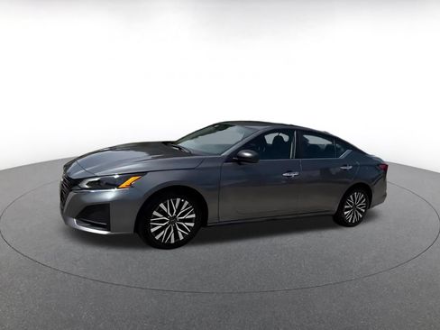 Used 2025 Nissan Altima 2.5 SV FWD image 8