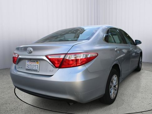 Used 2017 Toyota Camry LE image 7