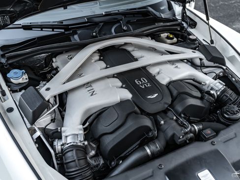 Used 2015 Aston Martin Vanquish Coupe RWD image 48