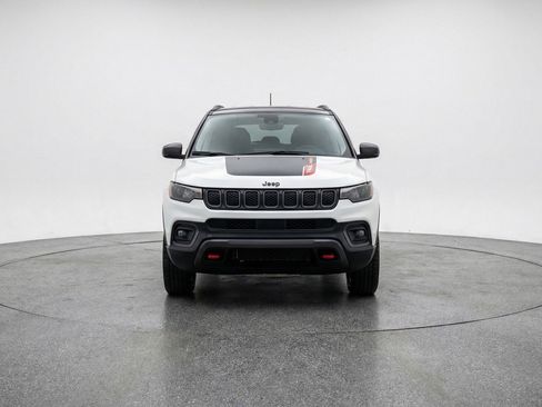 Used 2025 Jeep Compass Trailhawk image 2