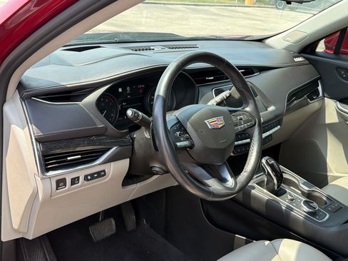 Used 2021 Cadillac XT4 Premium Luxury FWD image 4