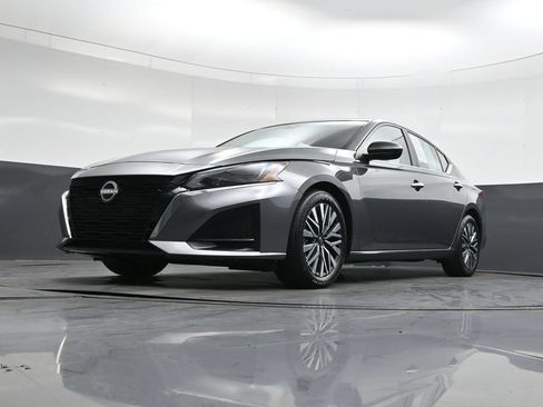 Used 2024 Nissan Altima 2.5 SV FWD image 31