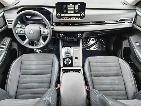 Used 2024 Mitsubishi Outlander SE image 12