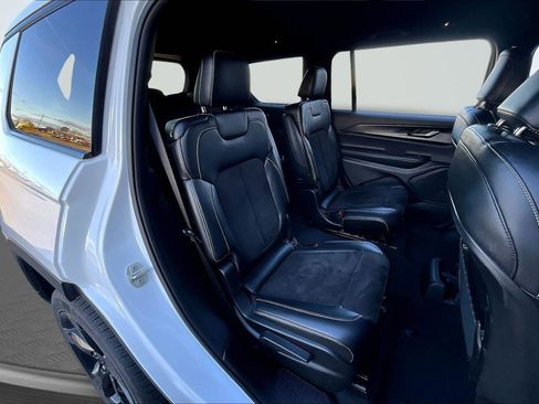 Used 2023 Jeep Grand Cherokee L Laredo image 27