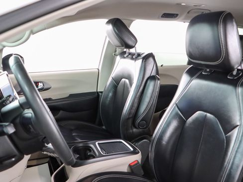 Used 2023 Chrysler Pacifica Touring-L FWD image 23
