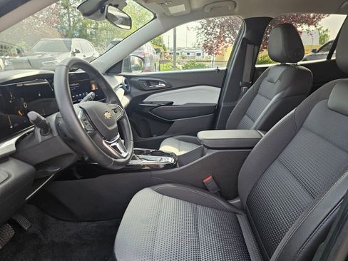 Used 2025 Chevrolet Trax LT w/ LT Convenience Package FWD image 25