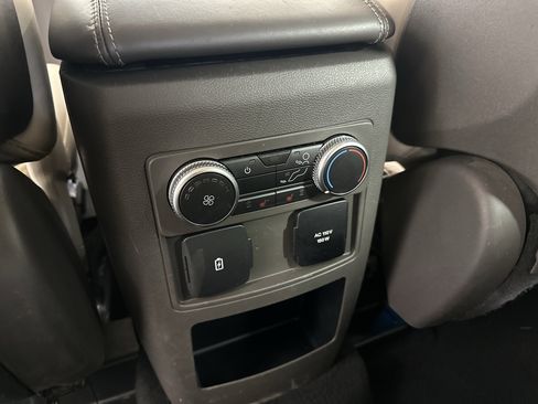 Used 2020 Ford Explorer Platinum w/ Premium Technology Package image 17