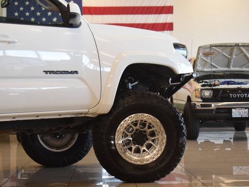 Used 2017 Toyota Tacoma SR5 RWD image 41