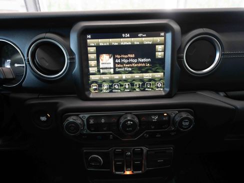 Used 2022 Jeep Wrangler Unlimited Sahara w/ Cold Weather Group image 17