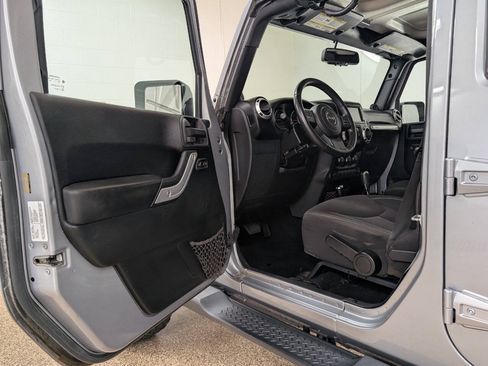 Used 2013 Jeep Wrangler Unlimited Sahara w/ Connectivity Group AWD/4WD image 6
