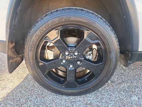 Used 2018 Jeep Grand Cherokee Laredo image 11