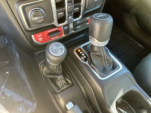 Used 2025 Jeep Gladiator Mojave w/ Convenience Group image 19