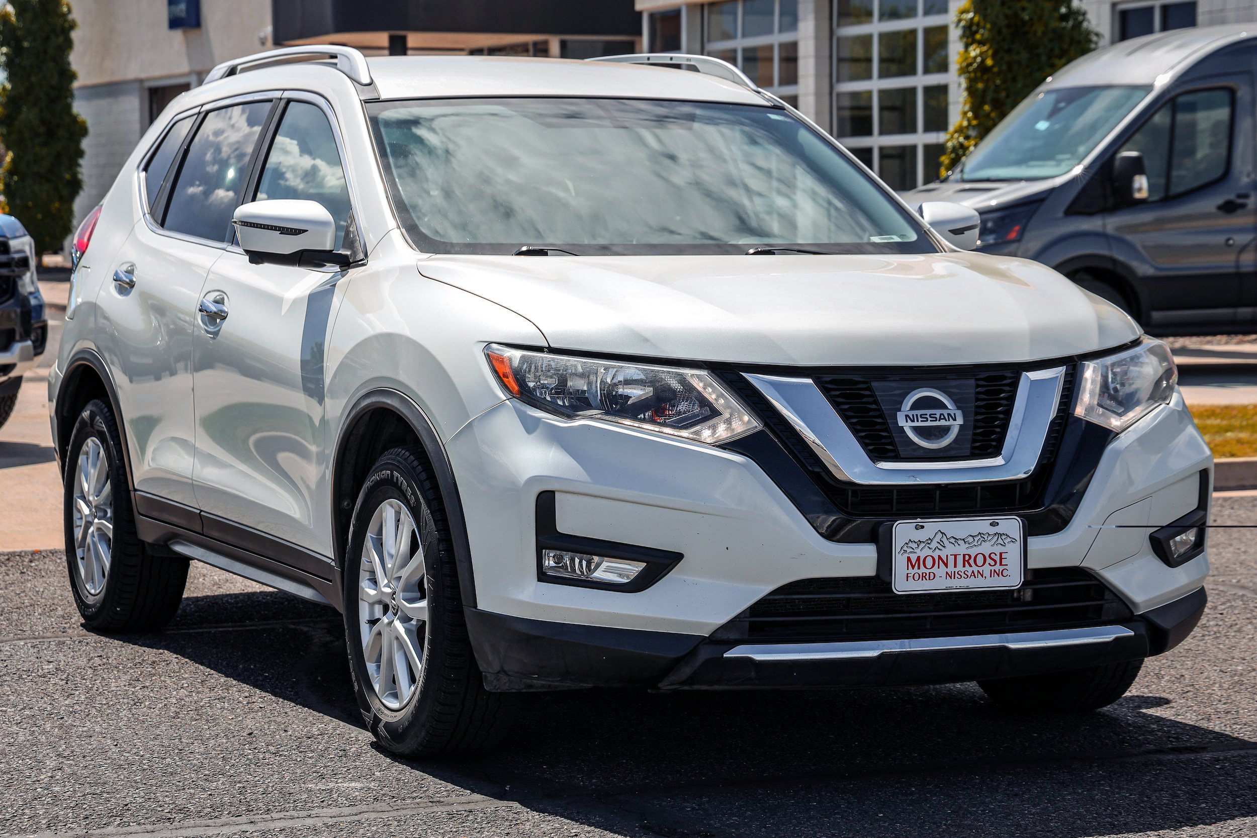Used 2017 Nissan Rogue SV w/ SV Premium Package AWD/4WD image 3