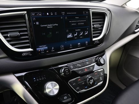 Used 2024 Chrysler Pacifica Touring-L image 29