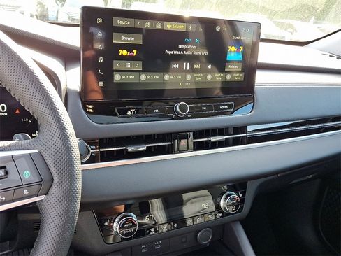 New 2025 Mitsubishi Outlander SE image 13