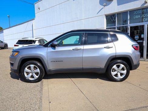 Used 2018 Jeep Compass Latitude w/ Popular Equipment Group AWD/4WD image 2