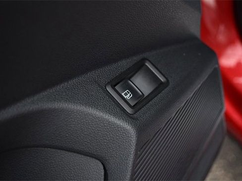 Certified 2022 Volkswagen Taos SEL w/ Panoramic Sunroof Package image 9