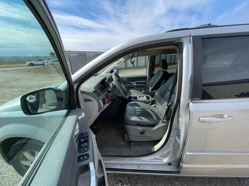 Used 2008 Chrysler Town & Country Touring image 21