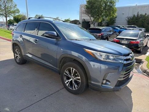 Used 2017 Toyota Highlander Limited Platinum image 3
